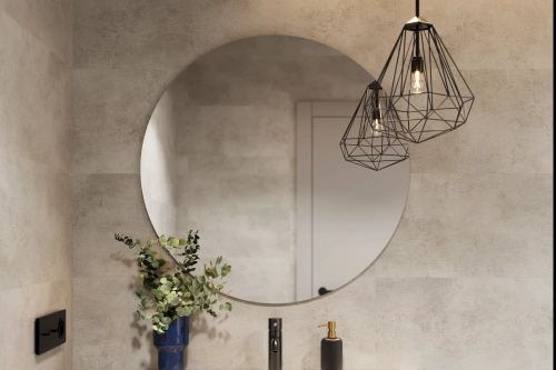 Beige SPC wandpanelen toegepast in een moderne badkamer met wastafel en ronde spiegel